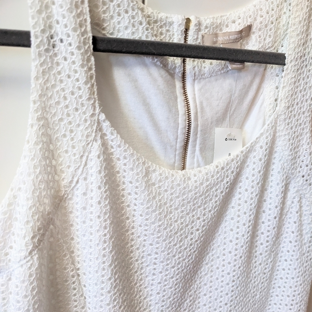 BANANA REPUBLIC, fitted, eyelet sleeveless top, gold back zipper, Size 8. White. - Picture 2 of 8